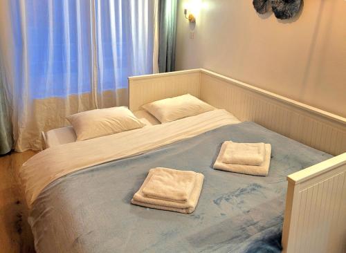 En eller flere senger på et rom på Brand new CAMELIA ROOM with private bathroom