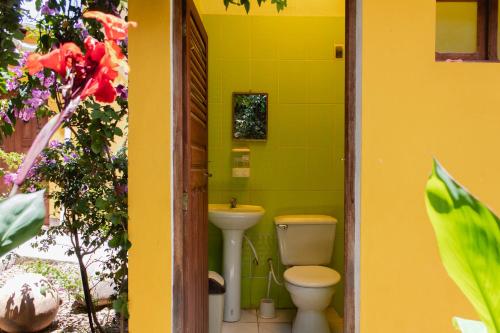 La salle de bains est pourvue de toilettes et d'un lavabo. dans l'établissement Hostal Wilma, à Torotoro