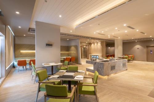 Un lugar para sentarse en Holiday Inn Katra Vaishno Devi by IHG