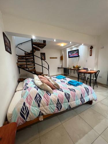 Un dormitorio con una cama y una escalera de caracol. en Monoambiente "B" a 7 minutos del centro en auto, en Ushuaia