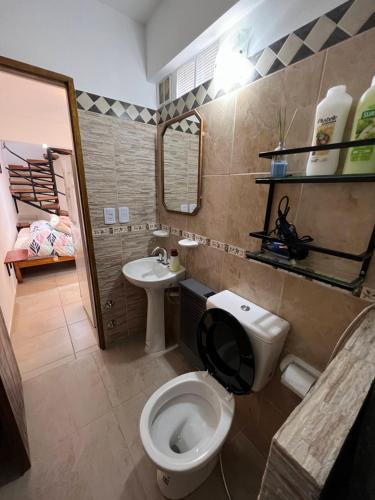 Un baño pequeño con inodoro y lavabo. en Monoambiente "B" a 7 minutos del centro en auto, en Ushuaia