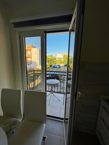 a room with a balcony with a table and chairs at Villa Bojana in Utjeha