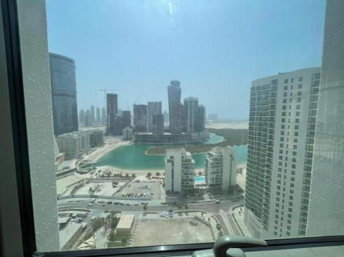 una finestra in un edificio con vista sulla città di Luxury shared next to Airport a Abu Dhabi