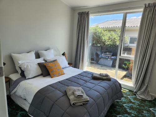 A bed or beds in a room at Beautifully renovated townhouse, easy walk to CBD