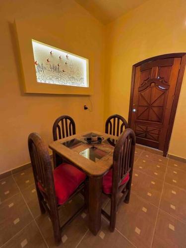 a dining room with a table and chairs and a door at Depa céntrico en Zinapécuaro in Zinapécuaro de Figueroa