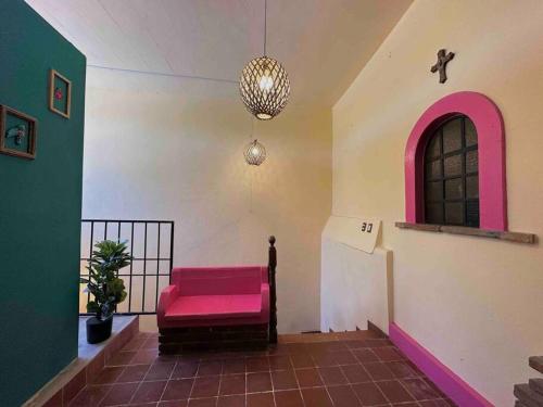a room with a pink bench and a window at Depa céntrico en Zinapécuaro in Zinapécuaro de Figueroa