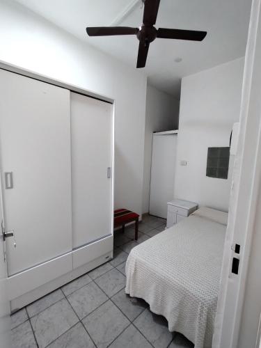 1 dormitorio con 1 cama y ventilador de techo en Habitacion con baño privado en Córdoba