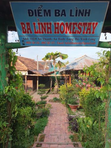 una señal frente a una casa con un camino de ladrillo en Ba Linh Homestay, en Vĩnh Long