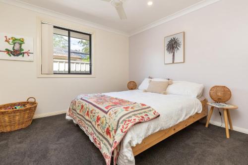 um quarto com uma cama e uma janela em 21 Cedar Grove em Forster