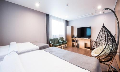 ein Hotelzimmer mit einem Bett und einer Schaukel in der Unterkunft Silla Boutique Hotel Premium in Gyeongju