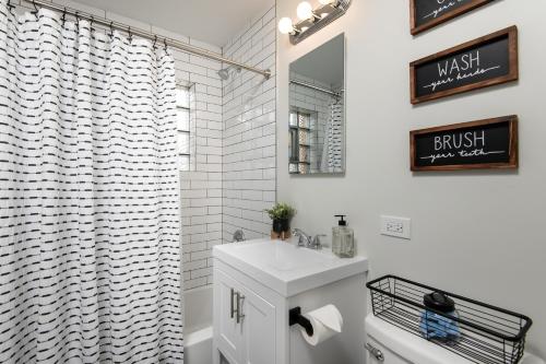 uma casa de banho com um lavatório e uma cortina de chuveiro em Luxurious House, 25 min Downtown, 10min Midway em Burbank