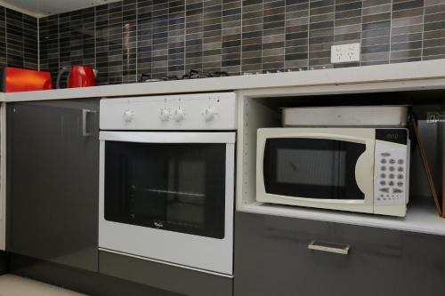 Cucina o angolo cottura di Parkline Apartments Perth