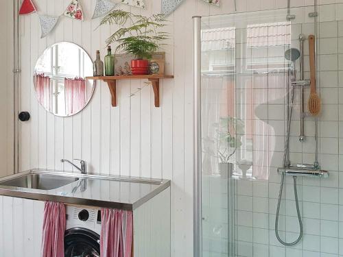 uma casa de banho com um lavatório e uma máquina de lavar roupa em Holiday home FÄRGELANDA V em Färgelanda