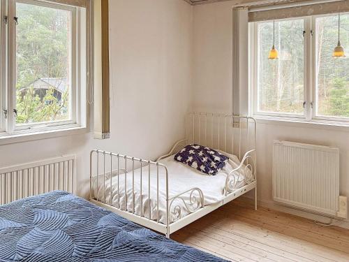 - une chambre avec un lit et 2 fenêtres dans l'établissement Holiday home NYNÄSHAMN, à Nynäshamn