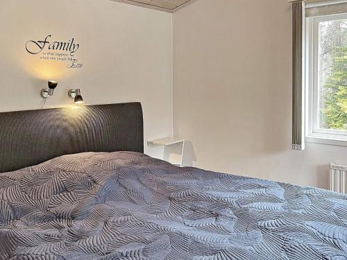 7 person holiday home in NYNÄSHAMN-By Traumにあるベッド