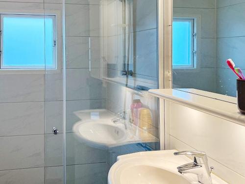 7 person holiday home in NYNÄSHAMN-By Traumにあるバスルーム