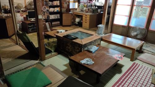- une vue de tête sur une chambre avec un bureau et des tables dans l'établissement Gegege no Guesthouse - Vacation STAY 9459, à Uozu