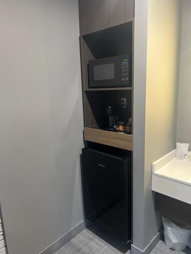 a small kitchen with a microwave in a room at Complexe Dix80 in Mont-Laurier
