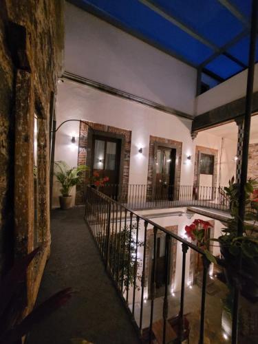 een hal van een huis met een zwembad bij Milo Collection Hotel in Puebla