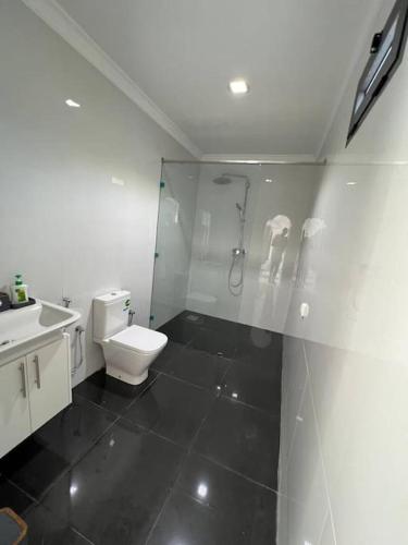 een badkamer met een douche, een toilet en een wastafel bij Luxury villa Near The Beach in Temara