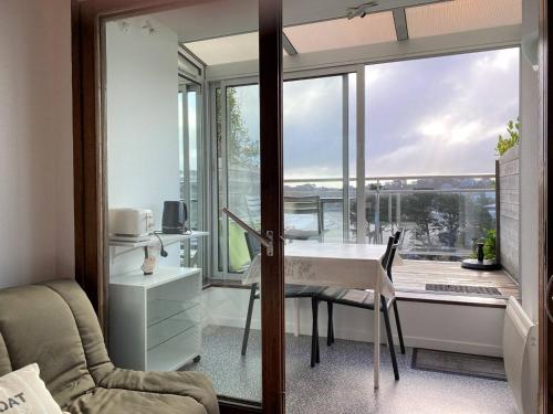 Cette chambre dispose d'un bureau et d'une fenêtre avec vue. dans l'établissement Studio avec terrasse et loggia à 400m de la plage à Perros-Guirec - FR-1-368-381, à Perros-Guirec