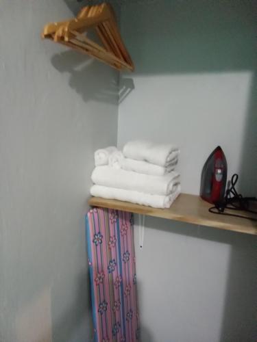 stos ręczników na półce w pokoju w obiekcie The Couples Inn w mieście Montego Bay