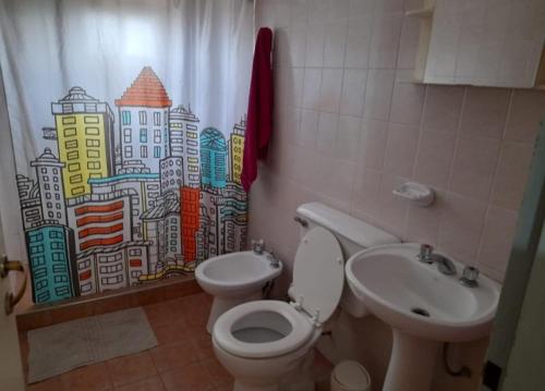 y baño con aseo, lavamanos y cortina de ducha. en TULUM IX en San Juan