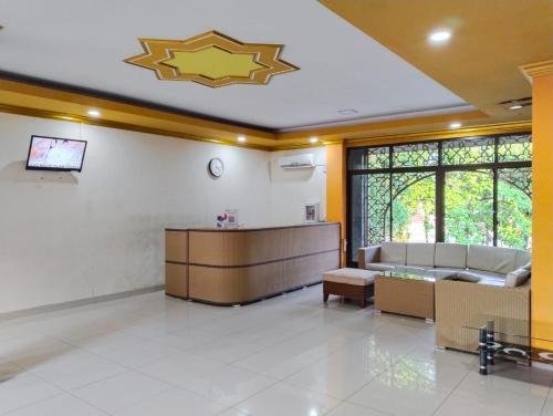 un vestíbulo de oficina con una estrella en el techo en ISLAMIC GUEST HOUSE AT TAQWA, en Cirebon