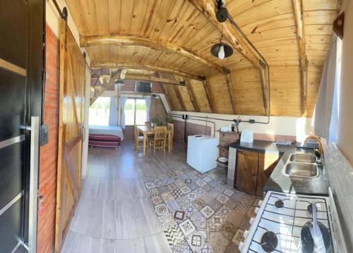 una cocina y sala de estar de un remolque con fogones en Finca Las Liebres en San Rafael