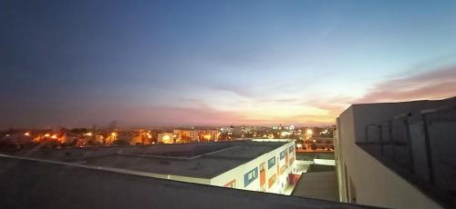 een uitzicht op de stad 's nachts vanuit een gebouw bij Bel Appartement à Proximité de la Gare Routière in Agadir