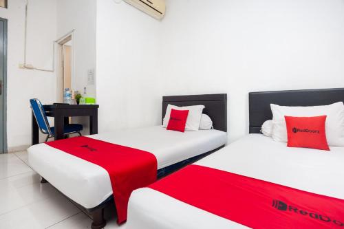 เตียงในห้องที่ RedDoorz Syariah near Grand Galaxy Park