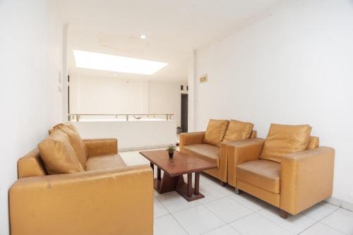 Ruang duduk di RedDoorz Syariah near Grand Galaxy Park