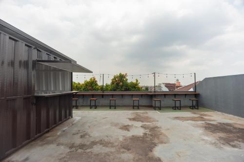 Bangunan di mana terletaknya rumah tamu ini