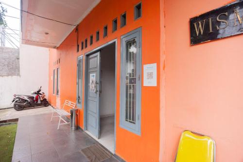 Gambar di galeri bagi RedDoorz Syariah near Grand Galaxy Park di Ceger