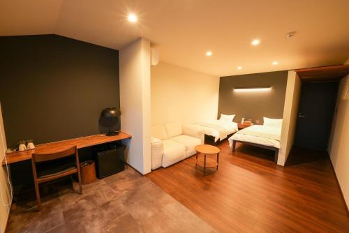 uma sala de estar com um sofá branco e uma cama em ZENYA - Vacation STAY 89352v em Nakano