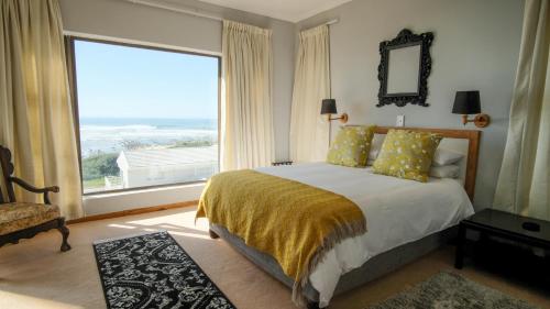 sypialnia z łóżkiem i dużym oknem w obiekcie A-View-at-Kingfisher Port Alfred Guest Accommodation w mieście Port Alfred