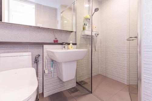ein Bad mit einem WC, einem Waschbecken und einer Dusche in der Unterkunft Ocean Marina Suite View in Yeosu