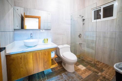 uma casa de banho com um WC, um lavatório e um chuveiro em Verdana Rental Residencial Arlene II SFM em San Francisco de Macorís