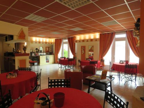 une salle à manger avec des tables, des chaises et une recherche de table rouge dans l'établissement Champagne Gilmaire-Etienne, à Binson-et-Orquigny