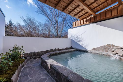 een zwembad in de achtertuin van een huis bij Sengokuhara Shinanoki Ichinoyu in Hakone