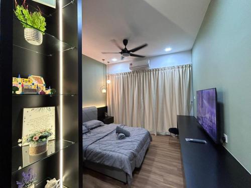 1 dormitorio con 1 cama y ventilador de techo en Jeff and Ricky Homestay 68 @P Residence, en Kuching