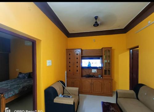 Televisyen dan/atau pusat hiburan di WHITE HOUSE SERVICE APARTMENT