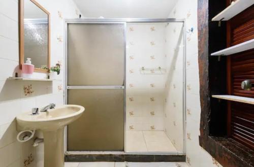 La salle de bains est pourvue d'une douche et d'un lavabo. dans l'établissement CasaGrandeItaúna - Casa na praia de Itaúna, Saquarema, ideal para famílias e você amante do surf - petfriendy, à Saquarema