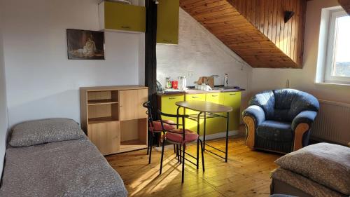 Habitación con cama, mesa y cocina. en Pokoje Gościnne Faktoria, en Pruszcz Gdański