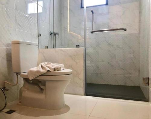 パトンビーチにあるI Am O'TEL PATONG Managed by Priew Wan Guesthouseのバスルーム(トイレ、ガラス張りのシャワー付)
