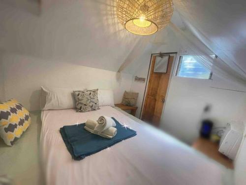 ein Schlafzimmer mit einem Bett und einem Tablett mit Handtüchern darauf in der Unterkunft Beachfront Glamping with Mini Pool Exclusive Property in Lingayen