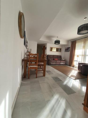 a living room with a table and a couch at Apartamento en El Toyo in El Toyo