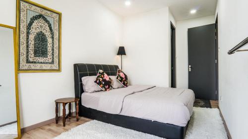 哥打白沙羅的住宿－Emporis SOHO Kota Damansara by Airhost，一间卧室配有一张带黑色床头板的床