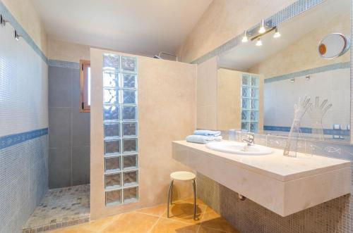 ヴィラフランカ・デ・ボナニーにあるCarlesのバスルーム(シンク、シャワー付)