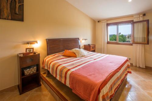 sypialnia z łóżkiem i oknem w obiekcie Carles w mieście Vilafranca de Bonany